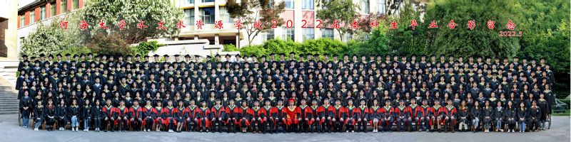 2022届体育博彩平台足投院本科生毕业合影留念