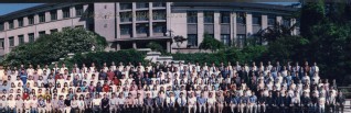 2004届体育博彩平台足投院本科生毕业留念